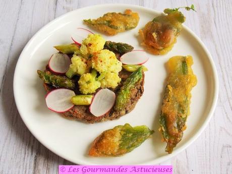 Chou-fleur, asperges et radis sur galette croustillante aux lentilles, accompagnés de tempuras de fanes et d'ail des ours (Vegan)