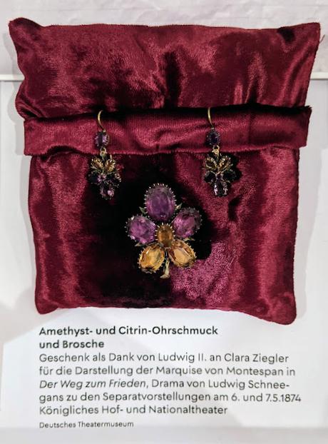 Un cadeau du roi Louis II pour l'actrice Clara Ziegler / Ein Geschenk von König Ludwig II. an Clara Ziegler Un cadeau du roi Louis II pour l'actrice Clara Ziegler / Ein Geschenk von König Ludwig II. an Clara Ziegler