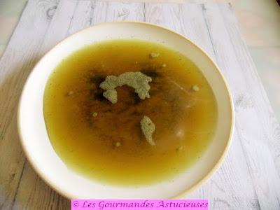 Consommé d'orties en bonne compagnie (Vegan) Consommé d'orties en bonne compagnie (Vegan)