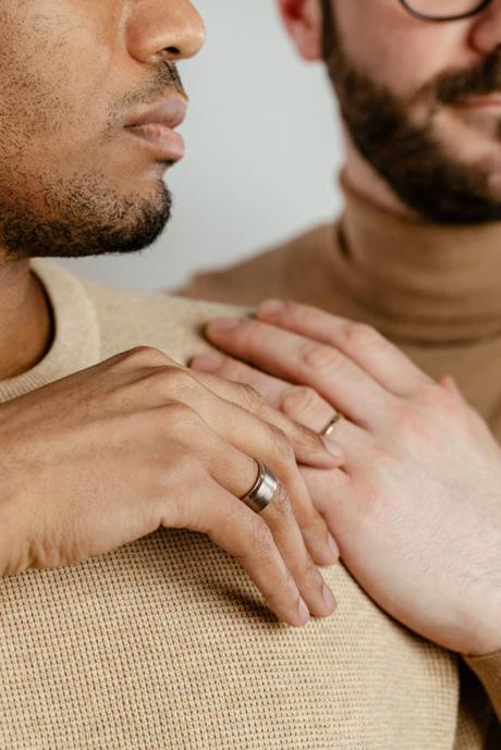 La bague de fiançailles au masculin, et pourquoi pas ?