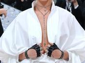 Cara delevingne attends 2023 gala wearing karl lagerfeld couture