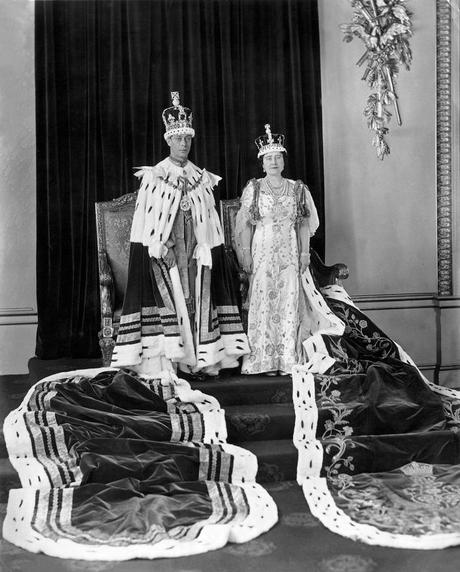 Le roi George VI et la reine Elizabeth I posent pour leur portrait officiel de couronnement au palais de Buckingham le 12 mai 1937.