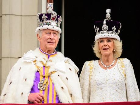 Le roi Charles III et la reine Camilla sur le balcon du palais de Buckingham après leur couronnement.