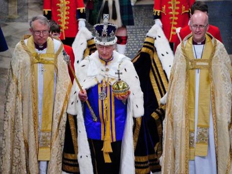 Le roi Charles quitte l'abbaye de Westminster après le couronnement, portant la couronne impériale et les robes de succession.