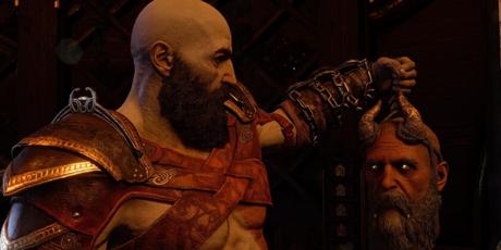 Kratos tient la tête de Mimir pendant qu'ils ont une conversation dans God of War Ragnarok