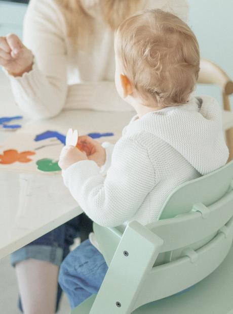 activité manuelle en famille parent bébé à table