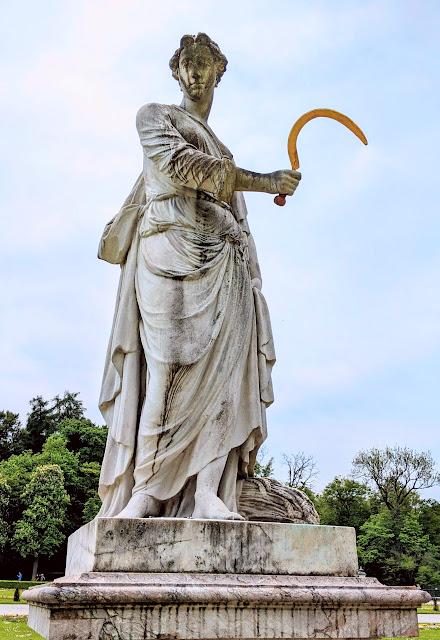 Im Schlosspark Nymphenburg hat Ceres ihre Sichel wiedergefunden / Cérès a retrouvé sa faucille dans le parc de Nymphenburg