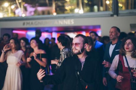 Cannes 2023 : Sous le Vent de Mystère avec « Vincent Doit Mourir » sur la Plage Magnum®