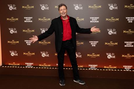 Cannes 2023 : Sous le Vent de Mystère avec « Vincent Doit Mourir » sur la Plage Magnum® Cannes 2023 : Sous le Vent de Mystère avec « Vincent Doit Mourir » sur la Plage Magnum®