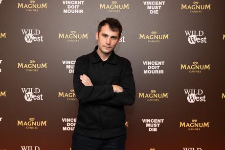 Cannes 2023 : Sous le Vent de Mystère avec « Vincent Doit Mourir » sur la Plage Magnum®