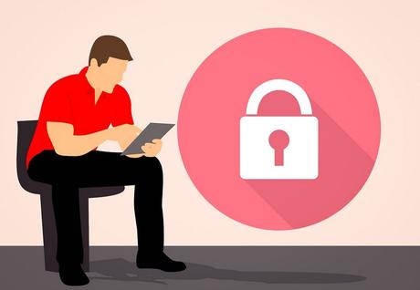 Un homme assis à côté d'un logo de cybersécurité