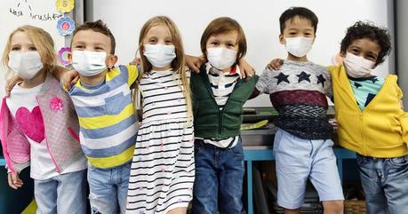 Enfants masqués à l'école