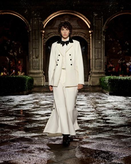 Dior Cruise 2024: Un Hommage à Frida Kahlo Dior Cruise 2024: Un Hommage à Frida Kahlo