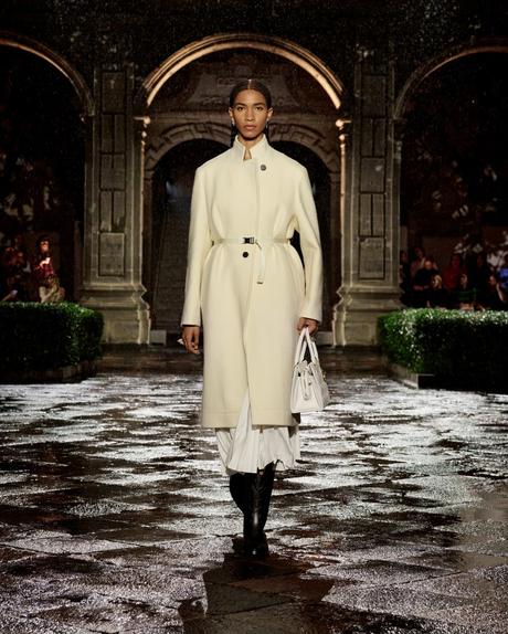 Dior Cruise 2024: Un Hommage à Frida Kahlo Dior Cruise 2024: Un Hommage à Frida Kahlo