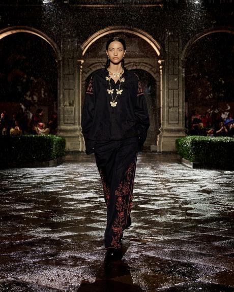 Dior Cruise 2024: Un Hommage à Frida Kahlo Dior Cruise 2024: Un Hommage à Frida Kahlo