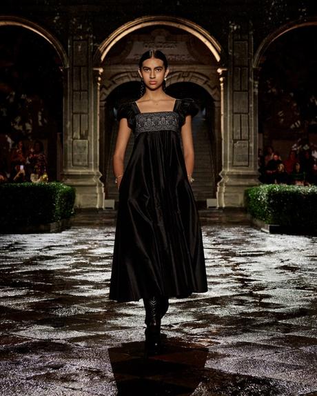 Dior Cruise 2024: Un Hommage à Frida Kahlo Dior Cruise 2024: Un Hommage à Frida Kahlo