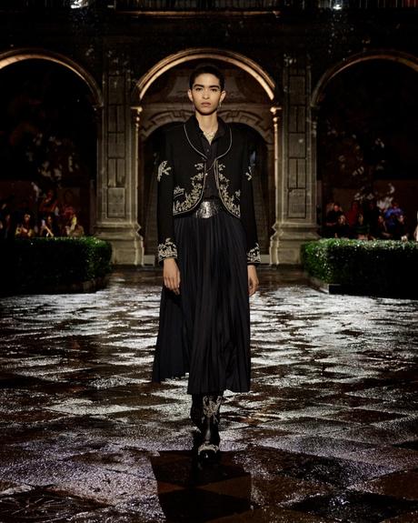Dior Cruise 2024: Un Hommage à Frida Kahlo Dior Cruise 2024: Un Hommage à Frida Kahlo