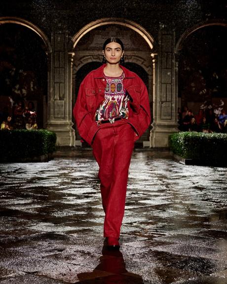 Dior Cruise 2024: Un Hommage à Frida Kahlo Dior Cruise 2024: Un Hommage à Frida Kahlo