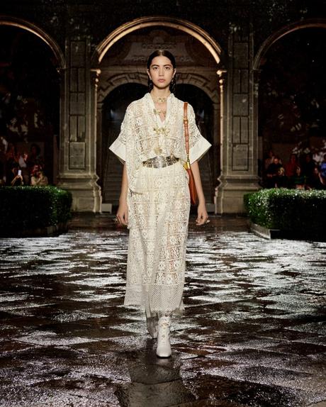 Dior Cruise 2024: Un Hommage à Frida Kahlo Dior Cruise 2024: Un Hommage à Frida Kahlo