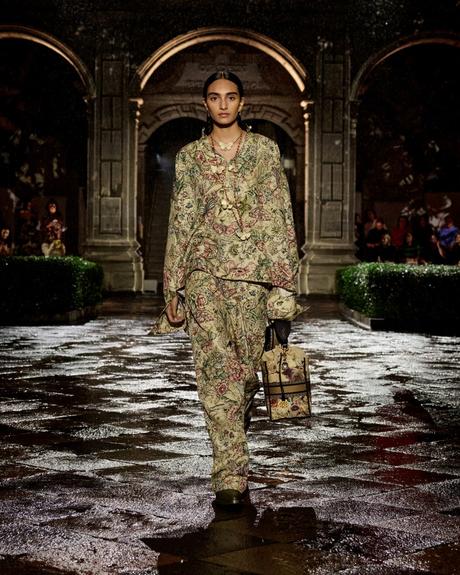 Dior Cruise 2024: Un Hommage à Frida Kahlo Dior Cruise 2024: Un Hommage à Frida Kahlo