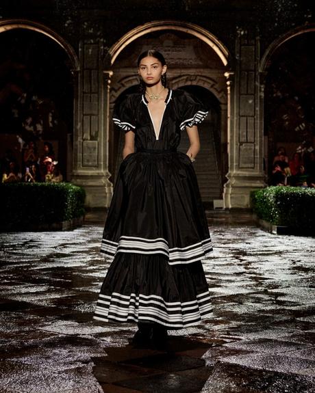 Dior Cruise 2024: Un Hommage à Frida Kahlo Dior Cruise 2024: Un Hommage à Frida Kahlo