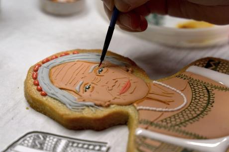 Un artiste de Pittsburgh célèbre les Américains d’origine asiatique avec des portraits de cookies Jasmine Cho travaille sur un portrait en biscuit du tatoueur philippin mambabatok Apo Whang-Od.