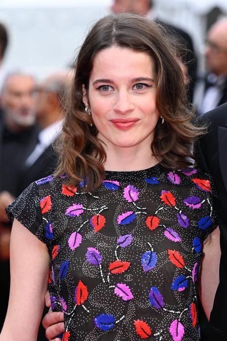 Rebecca Marder brille dans des créations de haute joaillerie CHANEL lors de la première du film « Indiana Jones et le Cadran de la Destinée »