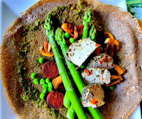 Crêpes de sarrasin printanières aux asperges, petits pois, champignons, et pourquoi pas.... saucisses végétales Crêpes de sarrasin printanières aux asperges, petits pois, champignons, et pourquoi pas.... saucisses végétales