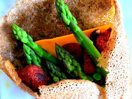 Crêpes de sarrasin printanières aux asperges, petits pois, champignons, et pourquoi pas.... saucisses végétales Crêpes de sarrasin printanières aux asperges, petits pois, champignons, et pourquoi pas.... saucisses végétales