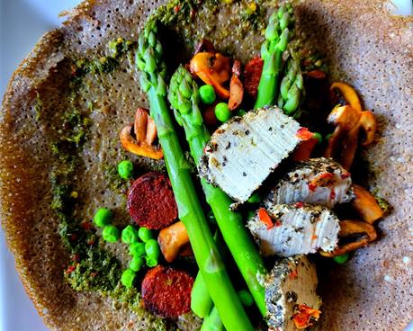 Crêpes de sarrasin printanières aux asperges, petits pois, champignons, et pourquoi pas.... saucisses végétales Crêpes de sarrasin printanières aux asperges, petits pois, champignons, et pourquoi pas.... saucisses végétales
