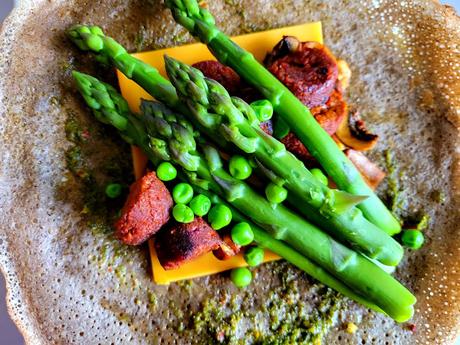 Crêpes de sarrasin printanières aux asperges, petits pois, champignons, et pourquoi pas.... saucisses végétales Crêpes de sarrasin printanières aux asperges, petits pois, champignons, et pourquoi pas.... saucisses végétales