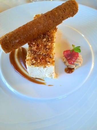 Parfait glacé au Cognac, tube croustillant, chantilly caramel beurre salé. Parfait glacé au Cognac, tube croustillant, chantilly caramel beurre salé.