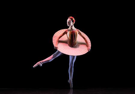 Succès triomphal du Ballet bavarois junior de Munich dans le Ballet triadique d'Oskar Schlemmer