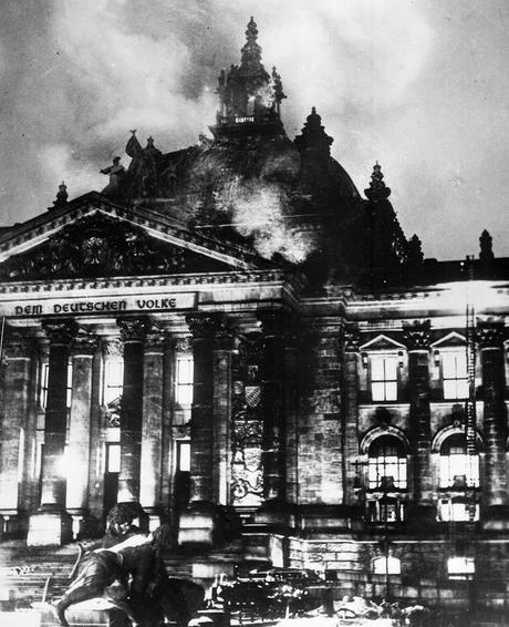 Le Reichstag en feu, Berlin, février 1933.