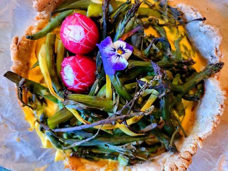 Quiche printanière rustique aux asperges et haricots Quiche printanière rustique aux asperges et haricots