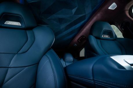 La BMW XM brille grâce à l’Alcantara : une alliance parfaite d’innovation et de luxe