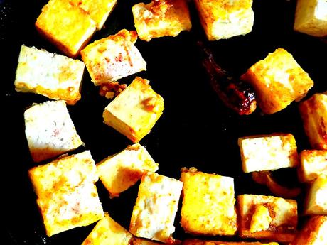 Tofu jerk avec riz et haricots et petits pois Tofu jerk avec riz et haricots et petits pois