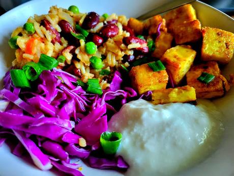 Tofu jerk avec riz et haricots et petits pois Tofu jerk avec riz et haricots et petits pois