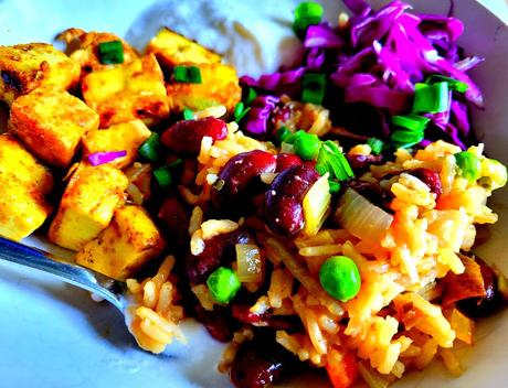 Tofu jerk avec riz et haricots et petits pois Tofu jerk avec riz et haricots et petits pois