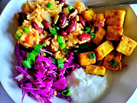 Tofu jerk avec riz et haricots et petits pois Tofu jerk avec riz et haricots et petits pois