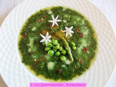 Soupe froide bourrache-guimauve, jus de cosses de petits pois et légumes de printemps (Vegan) Soupe froide bourrache-guimauve, jus de cosses de petits pois et légumes de printemps (Vegan)