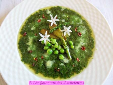 Soupe froide bourrache-guimauve, jus de cosses de petits pois et légumes de printemps (Vegan)