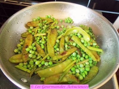 Soupe froide bourrache-guimauve, jus de cosses de petits pois et légumes de printemps (Vegan) Soupe froide bourrache-guimauve, jus de cosses de petits pois et légumes de printemps (Vegan)
