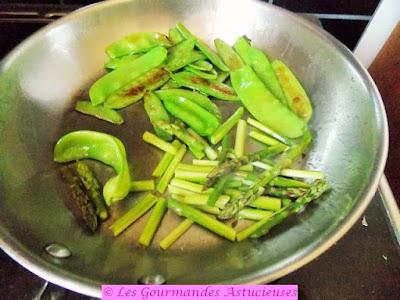 Soupe froide bourrache-guimauve, jus de cosses de petits pois et légumes de printemps (Vegan) Soupe froide bourrache-guimauve, jus de cosses de petits pois et légumes de printemps (Vegan)