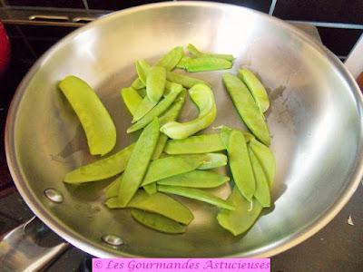 Soupe froide bourrache-guimauve, jus de cosses de petits pois et légumes de printemps (Vegan) Soupe froide bourrache-guimauve, jus de cosses de petits pois et légumes de printemps (Vegan)
