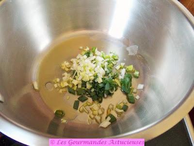 Soupe froide bourrache-guimauve, jus de cosses de petits pois et légumes de printemps (Vegan) Soupe froide bourrache-guimauve, jus de cosses de petits pois et légumes de printemps (Vegan)