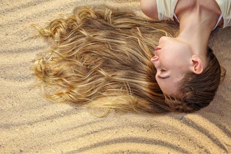 femme blonde sur le sable
