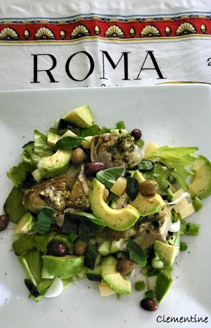 Salade aux artichauts, fromage et avocat