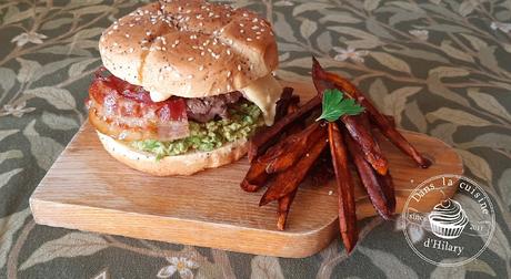 Burger boeuf, bacon et guacamole et ses frites de patates douces - Dans la cuisine d'Hilary