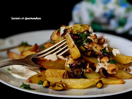 Frites au four avec yogourt tahini et fruits secs fumés-sucrés d'Ottolenghi